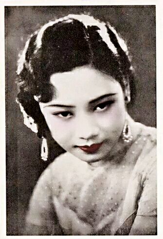 胡蝶(1908.3.23－1989.4.23)，原名胡瑞华，民国第一美女，中国早期最著名的影星，生于上海，祖籍广东鹤山。胡蝶是横跨中国默片时代和有声片时代的电影皇后，被誉为“中国的葛利泰· 嘉宝”。