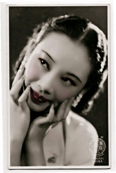 胡蝶(1908.3.23－1989.4.23)，原名胡瑞华，民国第一美女，中国早期最著名的影星，生于上海，祖籍广东鹤山。胡蝶是横跨中国默片时代和有声片时代的电影皇后，被誉为“中国的葛利泰· 嘉宝”。