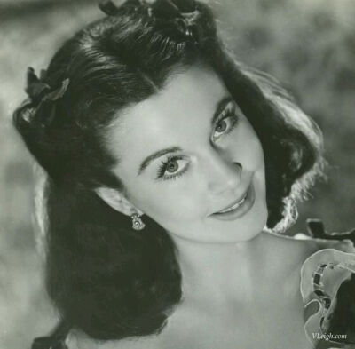 费雯·丽（Vivien Leigh），1913年11月5日出生于英属印度西孟加拉邦大吉岭，原名费雯·玛丽·哈特利，英国电影和舞台剧演员。《乱世佳人》《欲望号街车》《魂断蓝桥》《汉密尔顿夫人》