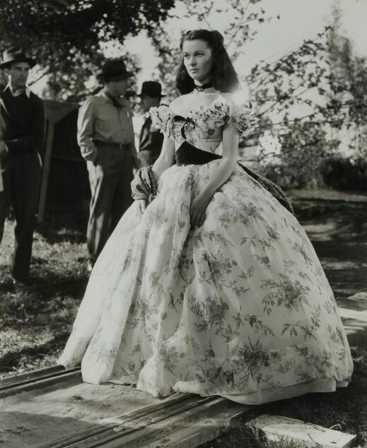 费雯·丽（Vivien Leigh），1913年11月5日出生于英属印度西孟加拉邦大吉岭，原名费雯·玛丽·哈特利，英国电影和舞台剧演员。《乱世佳人》《欲望号街车》《魂断蓝桥》《汉密尔顿夫人》