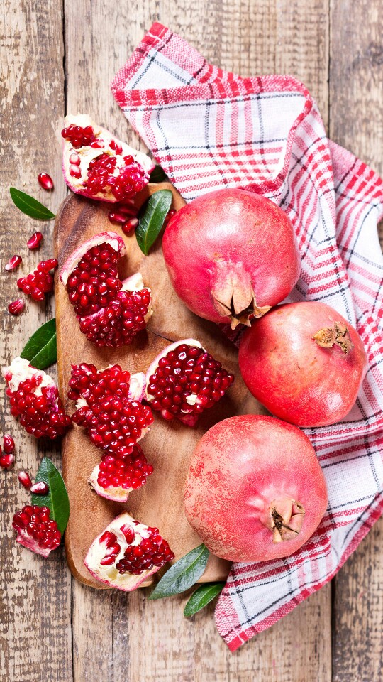 红石榴是石榴的一个品种，果皮粉红果粒鲜红，可排毒、抗氧化，在药用、美容、食疗方面都有很好的效果。