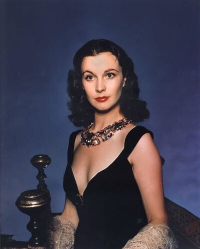 费雯·丽（Vivien Leigh），1913年11月5日出生于英属印度西孟加拉邦大吉岭，原名费雯·玛丽·哈特利，英国电影和舞台剧演员。《乱世佳人》《欲望号街车》《魂断蓝桥》《汉密尔顿夫人》