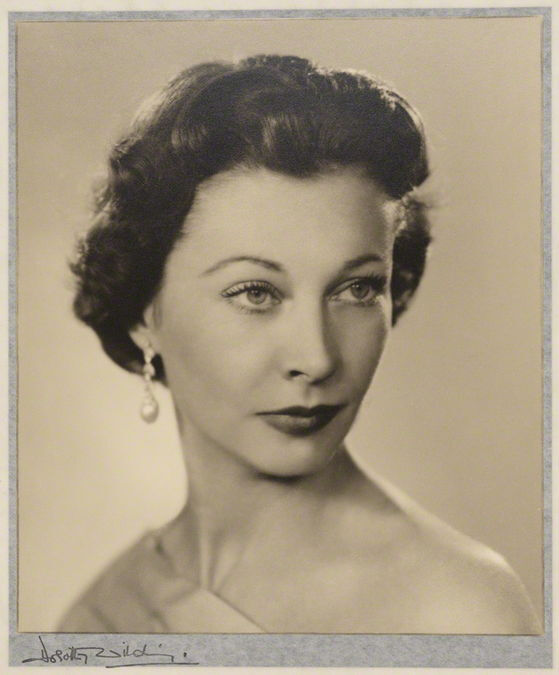 费雯·丽（Vivien Leigh），1913年11月5日出生于英属印度西孟加拉邦大吉岭，原名费雯·玛丽·哈特利，英国电影和舞台剧演员。《乱世佳人》《欲望号街车》《魂断蓝桥》《汉密尔顿夫人》