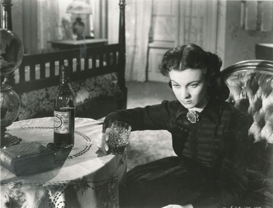 费雯·丽（Vivien Leigh），1913年11月5日出生于英属印度西孟加拉邦大吉岭，原名费雯·玛丽·哈特利，英国电影和舞台剧演员。《乱世佳人》《欲望号街车》《魂断蓝桥》《汉密尔顿夫人》