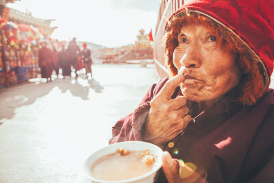 生活是由很多面构成的，我们往往看到事物好的一面，而恰巧忽略的不为人知的一面