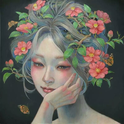  平野実穂Miho Hirano
日本的年轻艺术家，就读于武藏野美术大学，目前居住和工作在日本千叶县。
Hirano 喜欢绘制各种各样美丽的花姑娘，花朵、绿叶、青枝、蝴蝶、小鸟在人物的发梢间穿梭流淌，红色的眼妆凸显出人物…