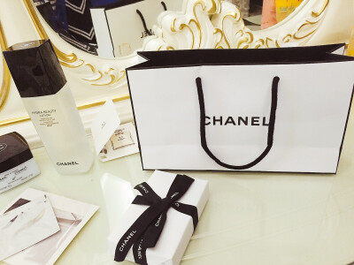 #吸油纸# 网红必备
品牌 ：Chanel 专柜价 ：330
造型精致优雅 富美气息十足
外搭一个绒布保护套 包装盒里面有个小镜子 吸油纸可替换
吸油纸一面印有chanel logo
一面吸油用 补妆时拿出来 吸吸脸上的油 富美…