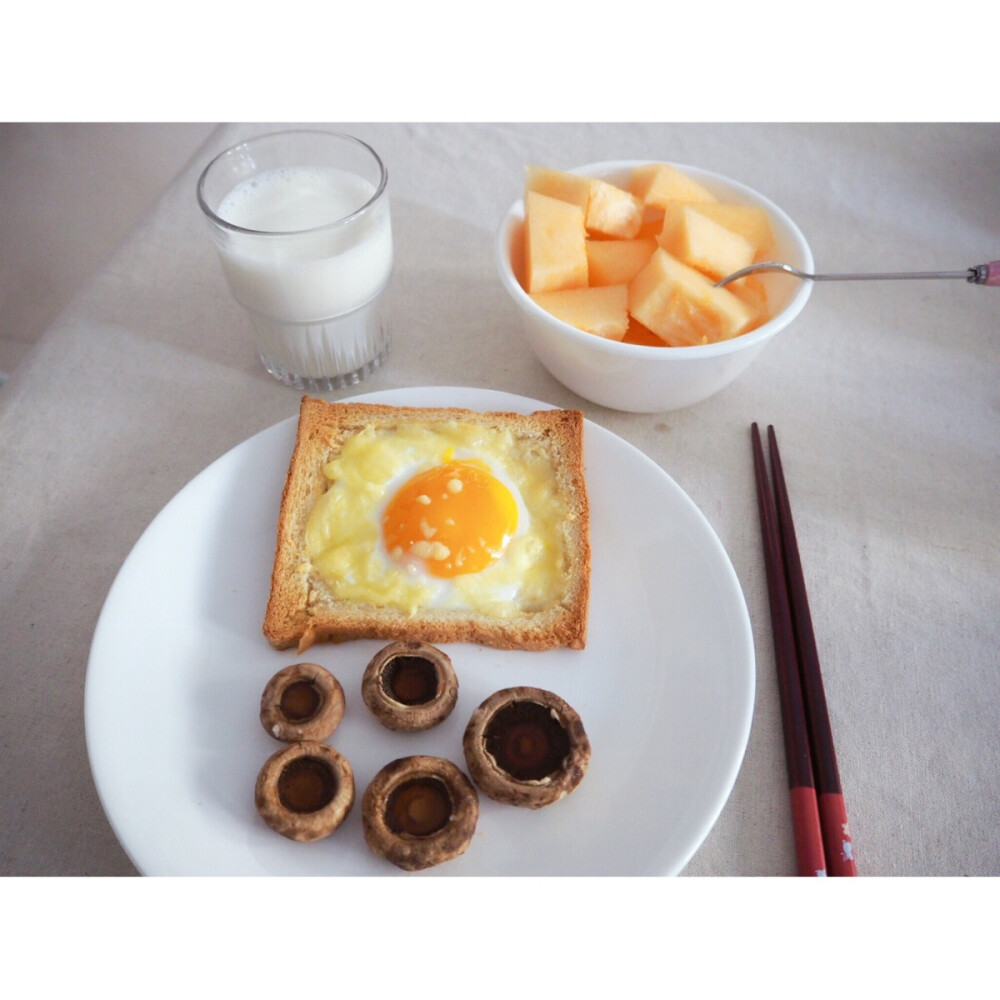 鸡蛋芝士烤面包/烤蘑菇/哈密瓜/热牛奶