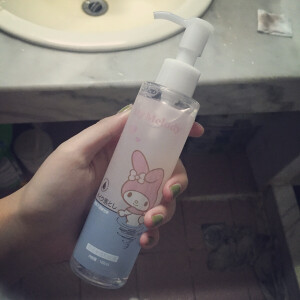 有一天在外面过夜 没有卸妆水 然后在名创优品（我之前买过卸妆湿巾的十元店）里买的卸妆啫喱 只要15块 ！但是真的很好用啊啊啊 卸妆效果不输大牌 也不刺激 长得也很可爱啊  不卸睫毛膏只卸普通底妆用用还是可以的