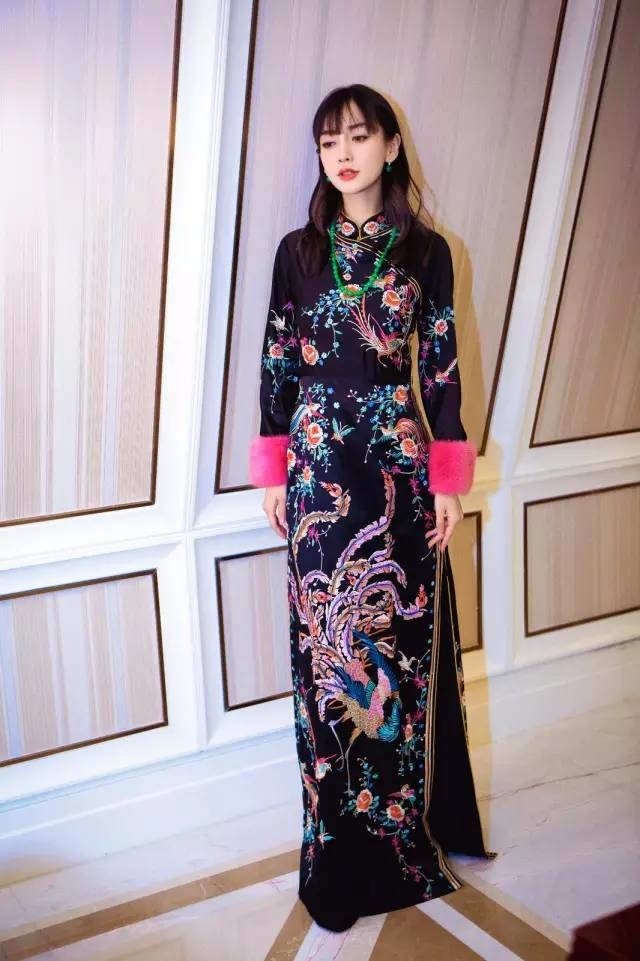 Angelababy ♡ 杨颖
她是杨颖
一个年纪轻轻的女孩
却承受着超负荷的工作
在她14岁的时候
就已经成为香港最优秀的童模
在其他同龄女孩在父母怀里撒娇时
她却在镜头前4、5个小时不能动
在拍太极的时候
她不要替身为自己摔落为自己流血
哪怕自己受伤
她是贝微微
却多了一份稳重
她是云歌
却多了一份优雅
她是睿姬
却多了一份活泼
她是Rain
却多了一份典雅
她是宋诗乔
却多了一份安宁
她是田小麦
却多了一份深情
她是丁思甜
却多了一份勇敢
她是杨颖
我们是杨家将
因为杨颖
我们最终相聚在茫茫人海
为了共同的信仰相互支持
无论是风 亦或是雨
她作为偶像永远能在前面为我们晴朗一阙天空
追baby的这些年
你是否发现
那颗曾经不坚定的心
因为baby而变得坚定
无论是生活亦或陪伴
那些曾经动摇过的情感
如今只剩笃信
你会否发现
那些曾经迷惘的灯火夜晚
如今变得稳妥而又踏实
因为有那么一个人远在天边
愿你们看得见,她的努力......