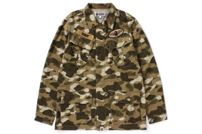 A Bathing Ape 推出了 2016 年全新鲨鱼迷彩系列。该系列的亮点单品 A Bathing Ape Color Camo Mil Wide Pullover Jacket