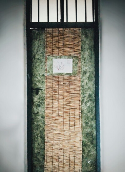 刚刚和舍友装修了门，成果和想象中的不一样，有些难过。感觉丑丑的。 来自 张小篱儿