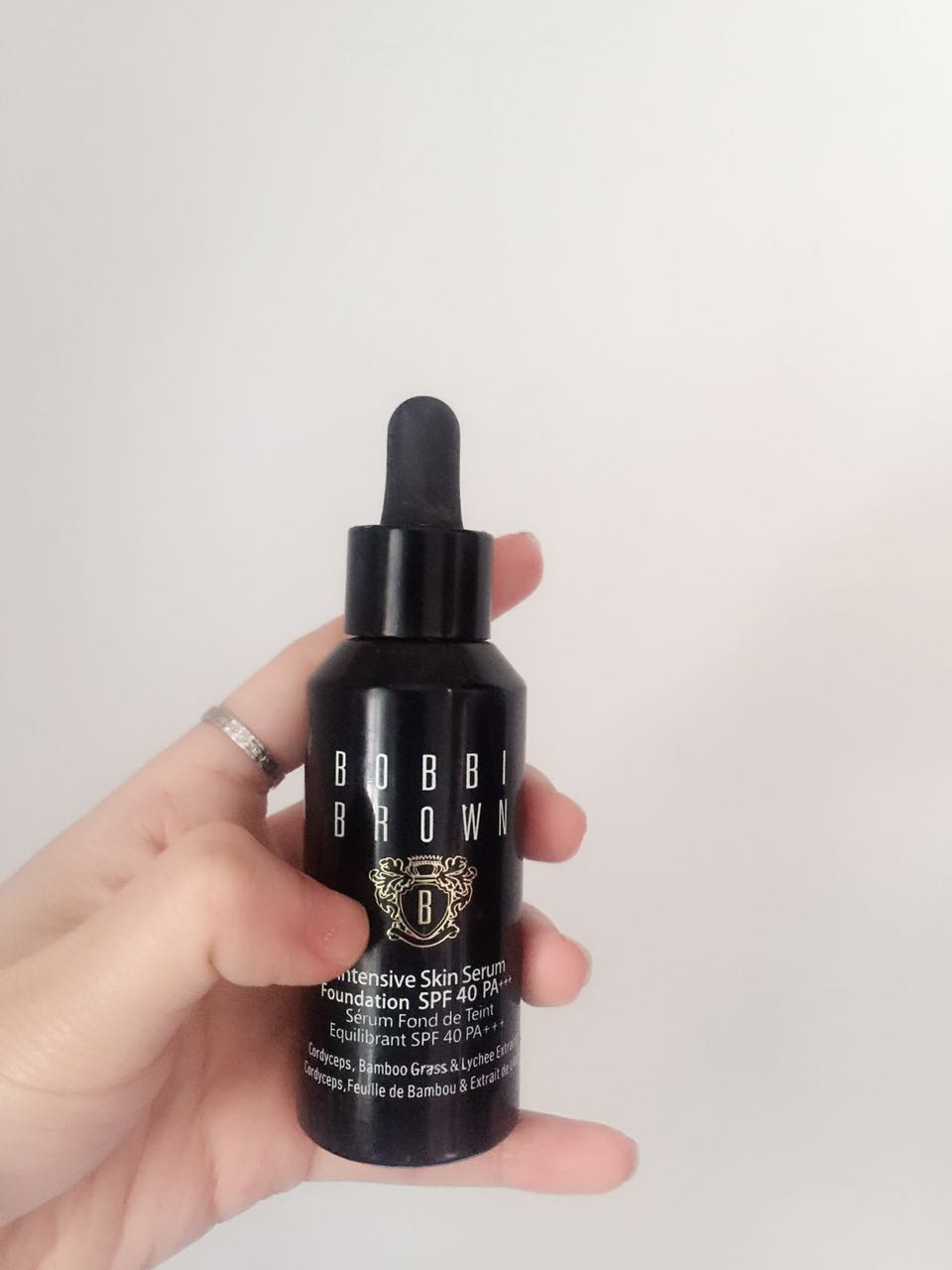 Bobbi brown虫草粉底液，30ml。因为富含虫草的成分，所以可以养皮肤，反正用完后，皮肤是还不错，不会觉得疲惫，还挺轻薄的~不错