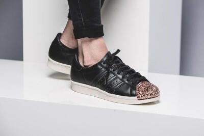 Adidas Originals 推出复古款式 80s Metal Toe 的新配色鞋款，大胆运用了金属和皮革这两种流行元素。鞋身由皮革制成，鞋头则以 bling bling 的金属碎石做装饰。Metal Toe 共有两种配色