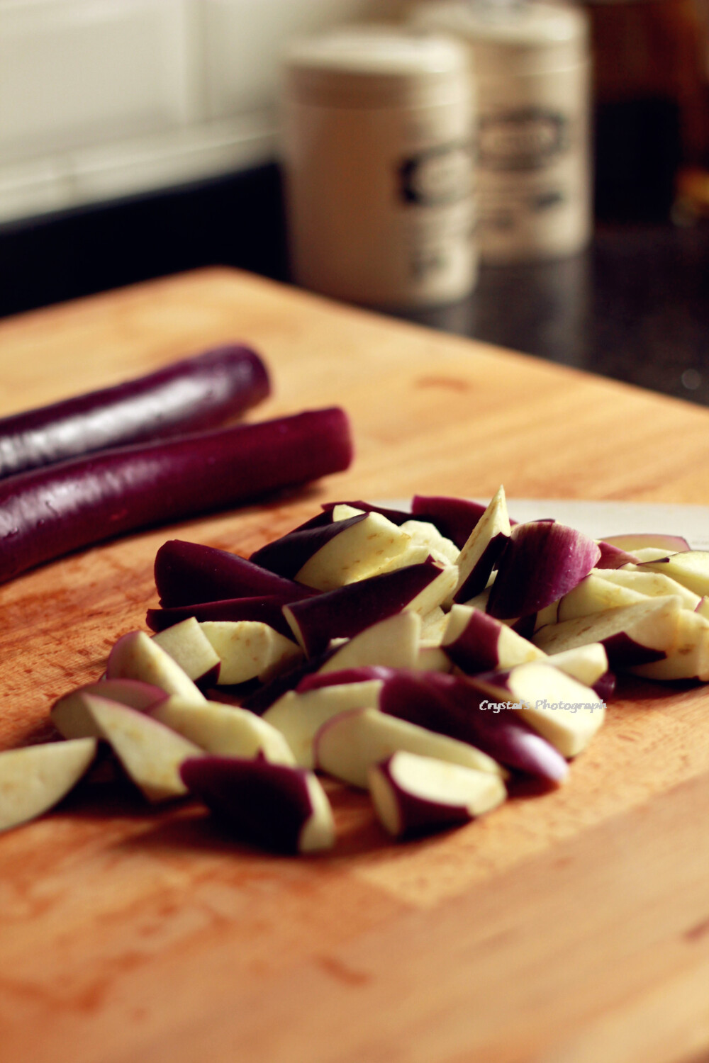 素炒茄子:茄子洗净滚刀切,锅中宽油加热,入茄子翻炒均匀,入一勺蚝油