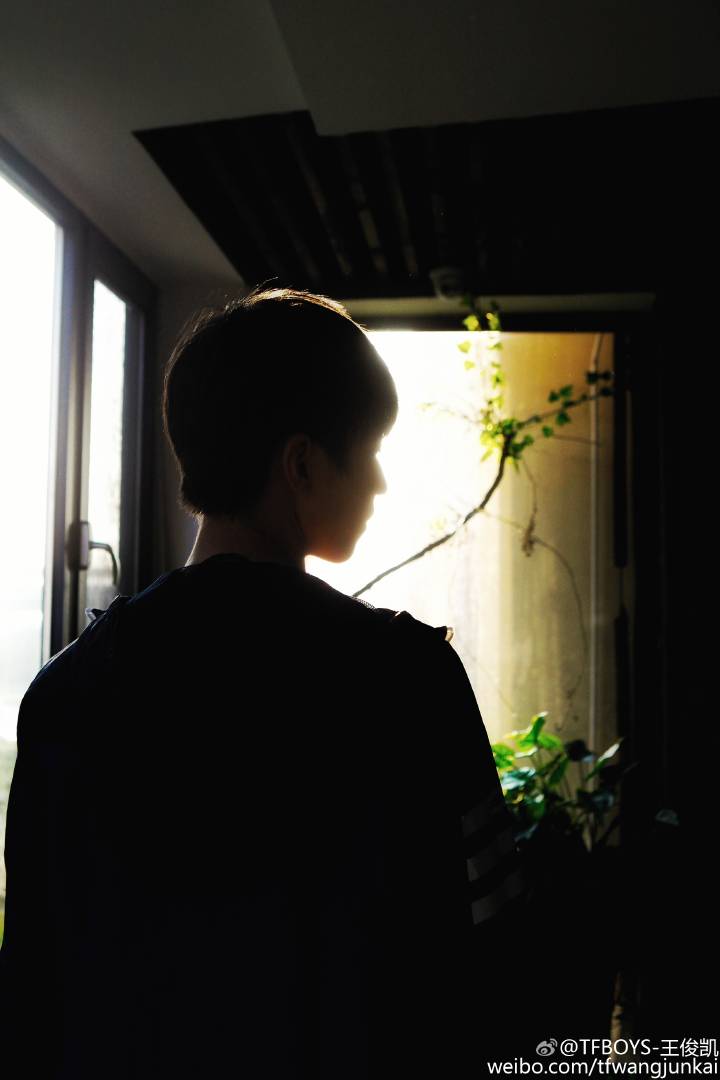 知道为什么下雨吗
因为太阳去美国了