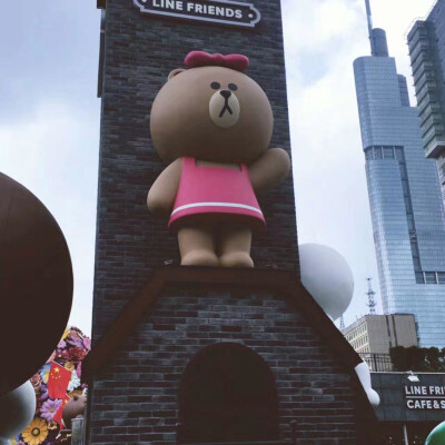 LINE FRIENDS CAFE AND STORE 人真的太多了，懒得排队。拍了几张。下次再来。