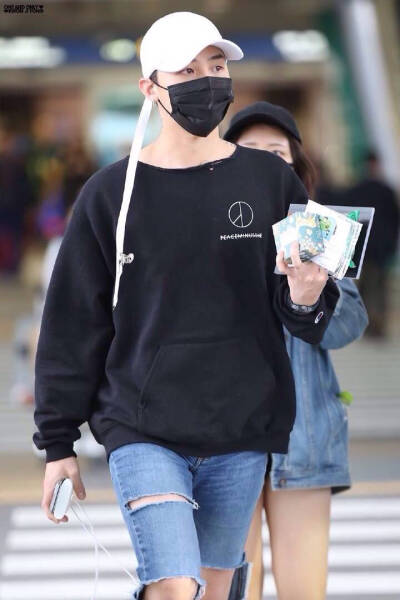 权志龙 东永裴 崔胜贤 姜大声 李胜贤 VIP wuli BIGBANG . 我们永远在一起吧. Bigbang十周年ATOZ
by傲娇志龙控