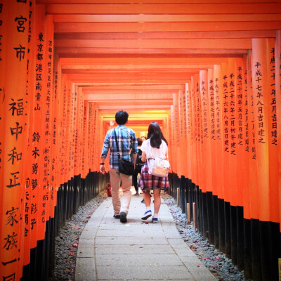 京都的，伏见稻荷大社的，鸟居的，情侣，这就是虐狗的地方，但是拍照又特别好看，主要是，红得让人看着就带感~