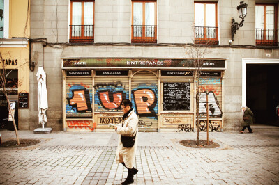 西班牙，马德里，扫街路过的涂鸦与行人