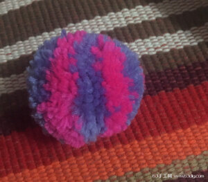 用毛线简单的缠绕，就可以做出可爱的毛球，快来试一下！
