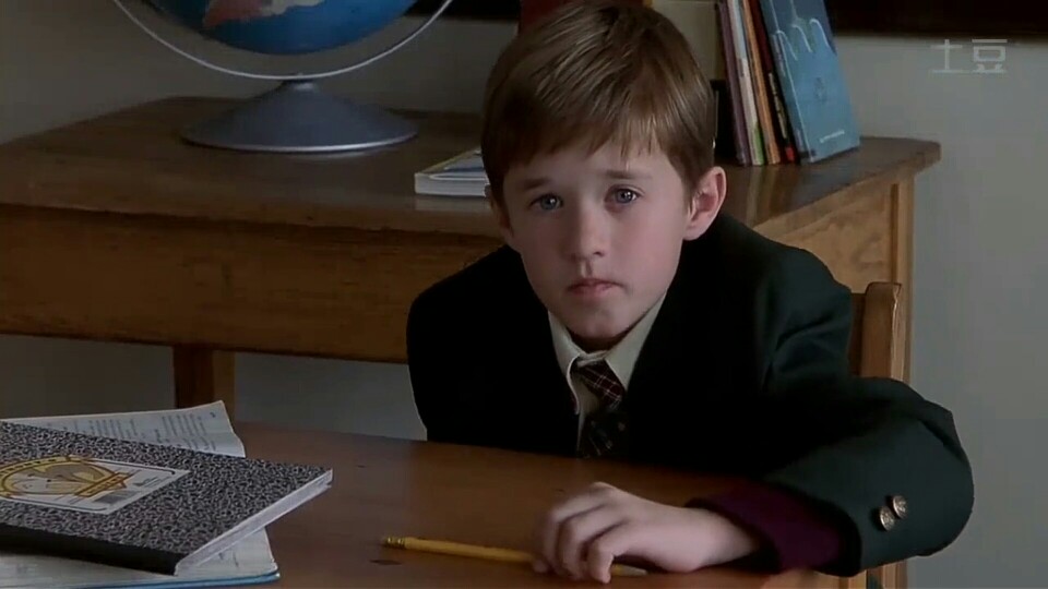 海利·乔·奥斯蒙特(haley joel osment),1988年4月10日出生在美国加