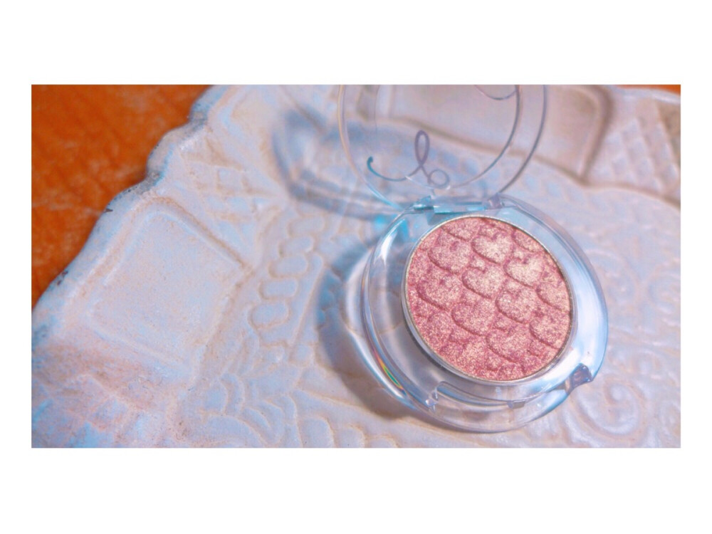 .｡.:*･ﾟ♡★♡ﾟ･*:.｡
品牌: Etude House
産品: Look At My Eyes Jewel
色號: PK002
價格: HK$51
小記: 盲選的一款眼影，意外的好看。深豆沙色，閃片偏暖，是細膩的金閃。有點像MAC Rose Pigment的感覺，相比之下沒那麼顯色，但這樣的價錢買到也挺不錯，自己yy也開心2333。
*:..｡♡*ﾟ¨ﾟﾟ･*:..｡♡*ﾟ¨ﾟﾟ