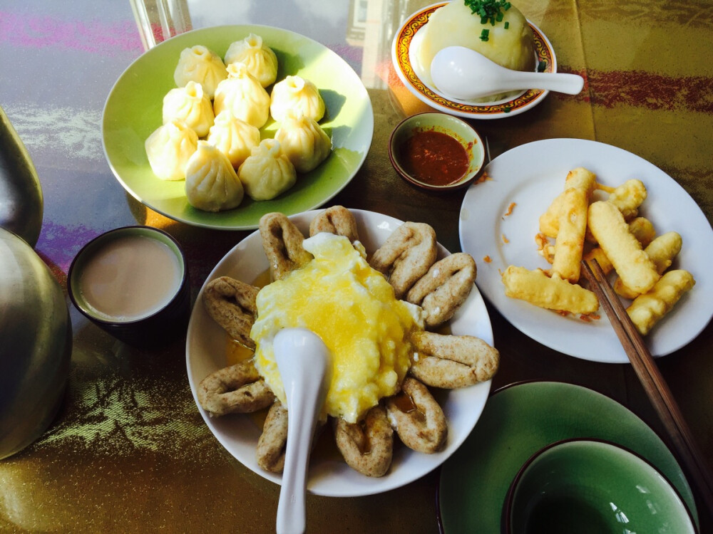 四川康定的藏食，据说挺正宗的，但是真心吃不惯，酥油茶，土豆泥，手撕牛肉，炸酸奶，量大并不精致