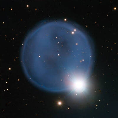#天文酷图##每日一星云图#
【望远镜拍摄行星状星云Abell33】
天文学家用ESO位于智利的望远镜拍摄到了这张吸睛度极高的Abell33 行星状星云的照片~这个美丽的蓝色水泡在一颗衰老恒星的外部脱落时形成，碰巧与前方的…
