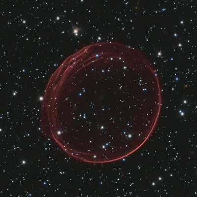 #天文酷图# SNR 0509-67.5，位于剑鱼座，距离地球160000光年，是在大麦哲伦星云内由超新星产生的残骸。图片by 哈勃望远镜