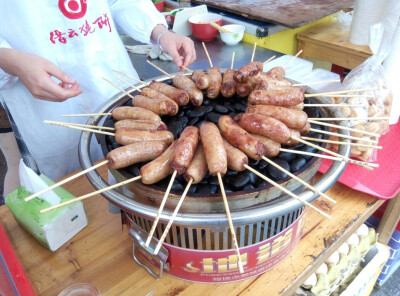 姨妈在缙云美食节上卖的台湾地道肠