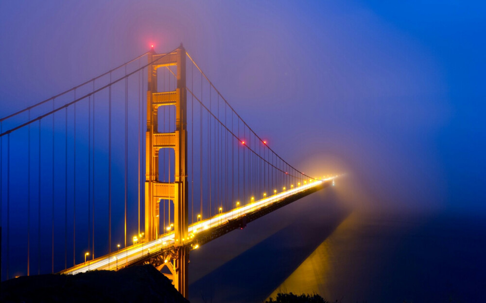 金门大桥（Golden Gate Bridge），大桥雄峙于美国加利福尼亚州旧金山长1900多米的金门海峡之上。