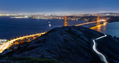 金门大桥（Golden Gate Bridge），大桥雄峙于美国加利福尼亚州旧金山长1900多米的金门海峡之上。