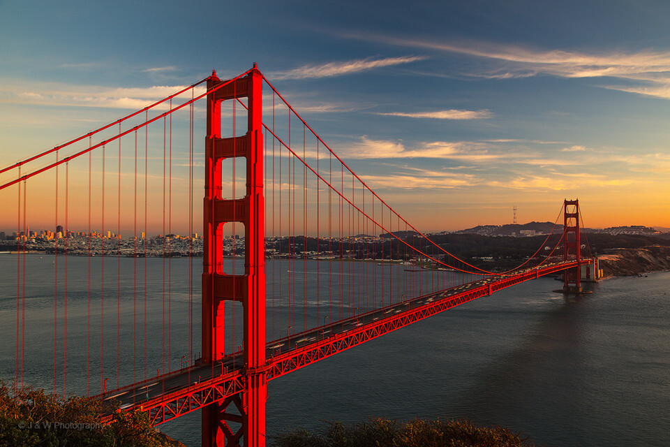 金门大桥（Golden Gate Bridge），大桥雄峙于美国加利福尼亚州旧金山长1900多米的金门海峡之上。