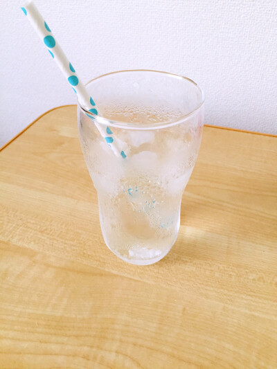 我想象着它是一杯大白梨，而不是一杯苏打水