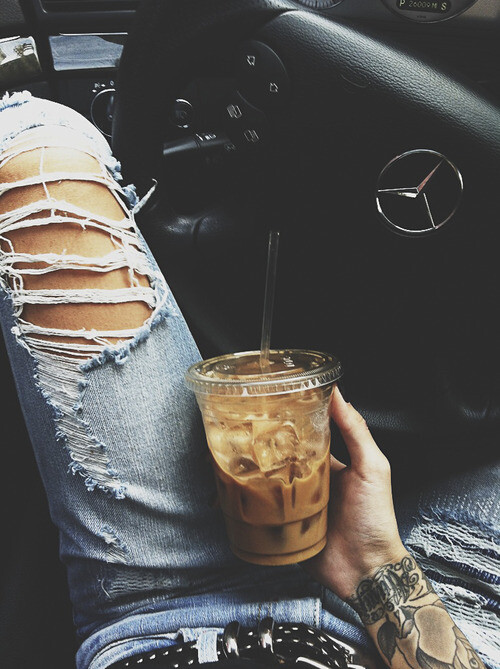 一个人久了 会慢慢习惯 你会发现一个人也可以很好 有亲人 朋友陪伴就已足够 没有爱情不会让你失去什么 只要自己开心就好 要知道 是你的终究逃不掉 尽管偶尔一个人的時候会觉得孤单难耐 不妨约上三五个好友一起疯 很快 那种感觉便消失的无影无踪 我要让所有人知道 我一个人也可以很好