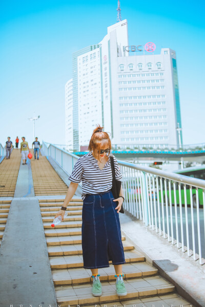 生日快乐
摄影：洪小漩
出镜：太阳婆婆
上一次，我生日，你给我拍了些照片。
你说，等你生日时候，让我也给你拍一组，留个纪念。
我说，好的呢。
国庆假期来临，有一天晚上，我告诉你说准备去温州看看正在念书…