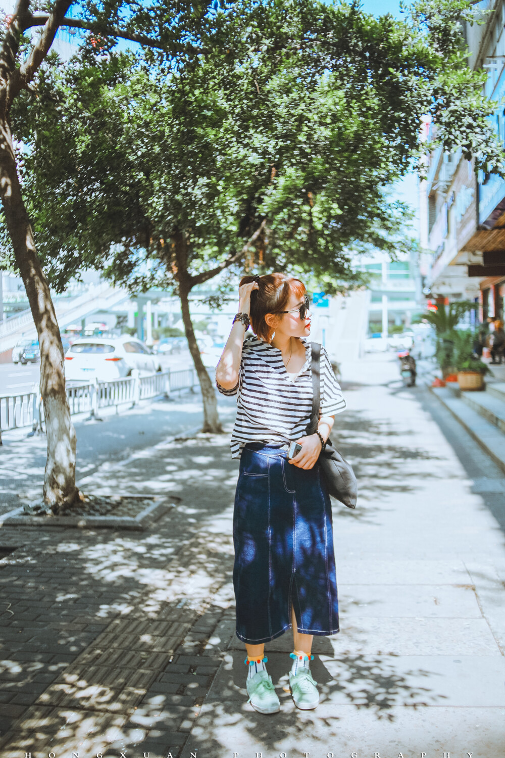 生日快乐
摄影：洪小漩
出镜：太阳婆婆
上一次，我生日，你给我拍了些照片。
你说，等你生日时候，让我也给你拍一组，留个纪念。
我说，好的呢。
国庆假期来临，有一天晚上，我告诉你说准备去温州看看正在念书的弟弟，你说，你也准备去温州看看大学同学，要不生日就在温州过吧。
我想了想，说，那好。
当晚，你给我发了周杰伦的告白气球，对我说，早点睡，晚安。然后，这首歌成了我手机里的循环播放。
你生日那天，阳光特别好，温度高得似乎不像秋天。
天空湛蓝，好心情都像个风筝一样，美得飞上天去了。
回到杭州，我把片子颜色调了调，发给你。
你回复说，我觉得你给我拍得很好看，我现在喜欢得睡不着觉了，怎么办！
我说，那你就醒着吧。
不好意思，时间太仓促，紫边也没有去，凑合看吧。