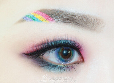 #老中医眼妆试色# JEFFREE STAR Beauty Killer 10色星星眼影盘 画过一次没爽哈哈，这盘实在太多用，颜色超级赞，又撸了彩虹系眼妆，这大冷天的看到这个会不会暖和点哈哈！ 美瞳来自@卖美瞳的小行家哟 今天这款粉色彩…