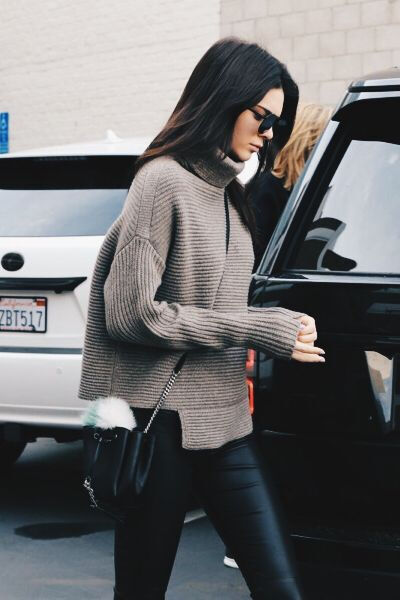 Kendall Jenner
不知道为啥就是单看她就很喜欢～这个灰褐色简约毛衣搭配皮裤感觉非常高街时髦！