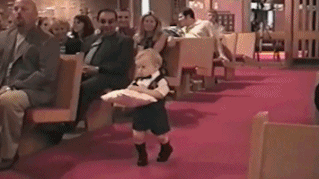 一个在婚礼上给新人送戒指的小“戒童”。。。走那么远的路好累呀，戒指走你！！