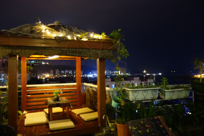 我们有咖啡、有红酒、有小啤酒、有新鲜果汁、有好吃的点心、有帅帅的咖啡师、有呆萌小喵和傻白狗，有180°全景大露台，我们面朝大海春暖花开，我们在三亚湾一号咖啡屋等你~
