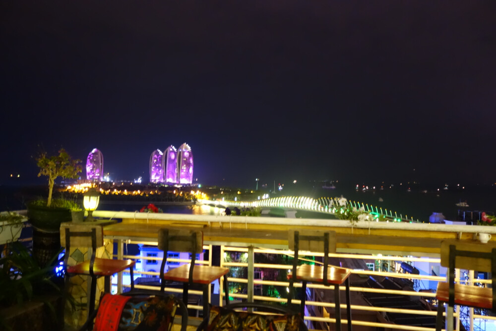 我们有咖啡、有红酒、有小啤酒、有新鲜果汁、有好吃的点心、有帅帅的咖啡师、有呆萌小喵和傻白狗，有180°全景大露台，我们面朝大海春暖花开，我们在三亚湾一号咖啡屋等你~
