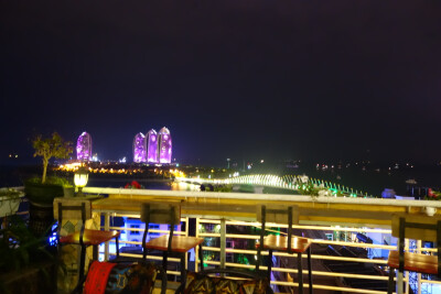 我们有咖啡、有红酒、有小啤酒、有新鲜果汁、有好吃的点心、有帅帅的咖啡师、有呆萌小喵和傻白狗，有180°全景大露台，我们面朝大海春暖花开，我们在三亚湾一号咖啡屋等你~
