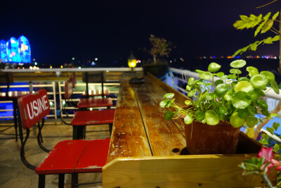 我们有咖啡、有红酒、有小啤酒、有新鲜果汁、有好吃的点心、有帅帅的咖啡师、有呆萌小喵和傻白狗，有180°全景大露台，我们面朝大海春暖花开，我们在三亚湾一号咖啡屋等你~
