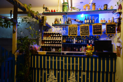 我们有咖啡、有红酒、有小啤酒、有新鲜果汁、有好吃的点心、有帅帅的咖啡师、有呆萌小喵和傻白狗，有180°全景大露台，我们面朝大海春暖花开，我们在三亚湾一号咖啡屋等你~
