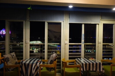 我们有咖啡、有红酒、有小啤酒、有新鲜果汁、有好吃的点心、有帅帅的咖啡师、有呆萌小喵和傻白狗，有180°全景大露台，我们面朝大海春暖花开，我们在三亚湾一号咖啡屋等你~
