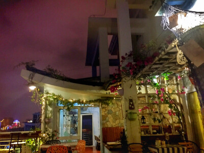 我们有咖啡、有红酒、有小啤酒、有新鲜果汁、有好吃的点心、有帅帅的咖啡师、有呆萌小喵和傻白狗，有180°全景大露台，我们面朝大海春暖花开，我们在三亚湾一号咖啡屋等你~
