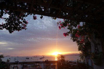 我们有咖啡、有红酒、有小啤酒、有新鲜果汁、有好吃的点心、有帅帅的咖啡师、有呆萌小喵和傻白狗，有180°全景大露台，我们面朝大海春暖花开，我们在三亚湾一号咖啡屋等你~
