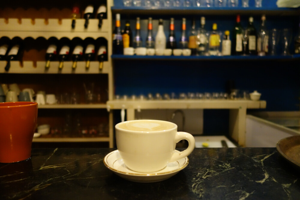 我们有咖啡、有红酒、有小啤酒、有新鲜果汁、有好吃的点心、有帅帅的咖啡师、有呆萌小喵和傻白狗，有180°全景大露台，我们面朝大海春暖花开，我们在三亚湾一号咖啡屋等你~
